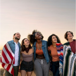 Familia reunida con bandera USA